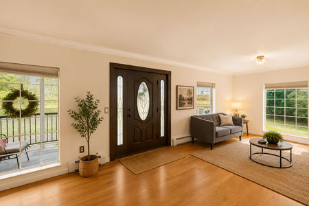 19. 933 River Rd. Warm and inviting entryway living room