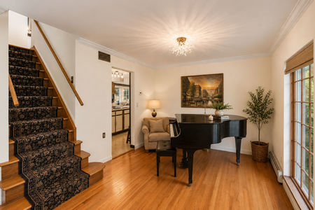 21. 933 River Rd. Cozy, elegant living and music room