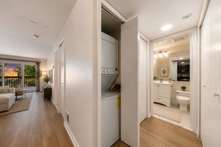 21.303B Neslon Bright and welcoming apartment corridor