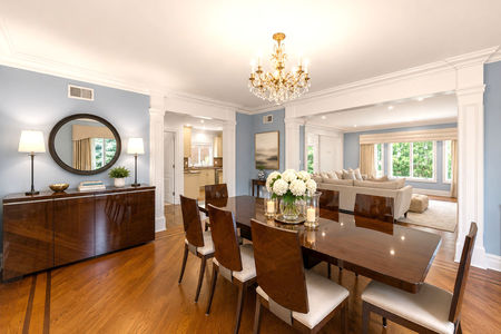22. 335 Riverdale Elegant open-plan dining and living room