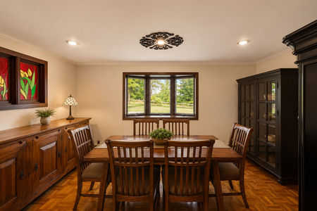 22. 933 River Rd. Cozy traditional dining room setting