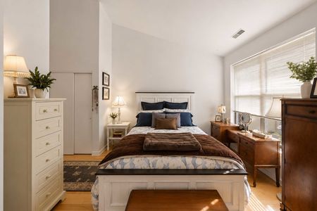 30. 26 Ave Port Imperial Cozy and inviting modern bedroom