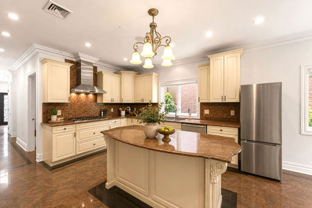 34. 335 Riverdale Bright and elegant kitchen interior