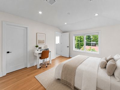 36. 14 Allison Drive - Minimalist, Bright Room with an Office