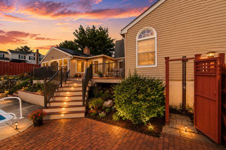 47. 933 River Road Cozy sunset poolside retreat