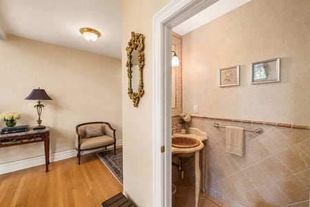 0.27c 38 Bridle Way Saddle River NJ Powder Room Hall