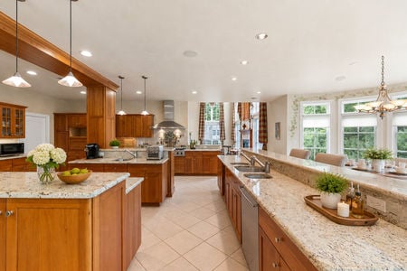 0.29 38 Bridle Way Saddle River NJ Warm Traditional Kitchen and Breakfast Nook