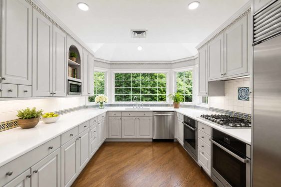 0.29a 16 N Brae Bright Transitional Kitchen with Bay Window