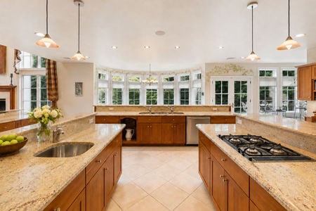 0.31 38 Bridle Way Saddle River NJ Bright Bay-Window Kitchen Retreat