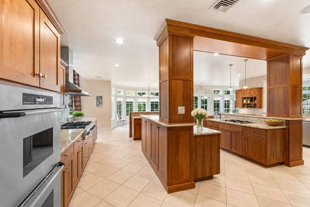 0.31a 38 Bridle Way Saddle River NJ Bright Luxe Kitchen with Garden Views