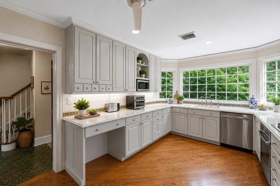 0.36 16 N Brae Bright Modern U-Shaped Kitchen