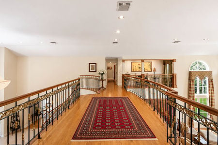 0.41d 38 Bridle Way Saddle River NJ GRand Hallway