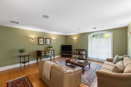 0.43b 38 Bridle Way Saddle River NJ Polished Sage Living Room with Arched Window