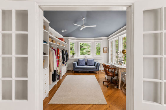 0.44b 16 N Brae Bright Blue-Gray Walk-In Closet Office
