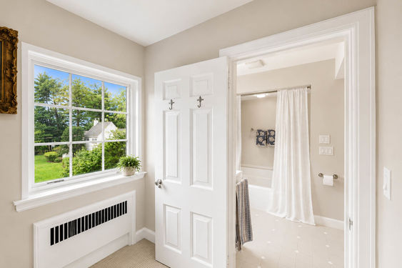 0.45b 16 N Brae Bright Hallway Nook and Bathroom