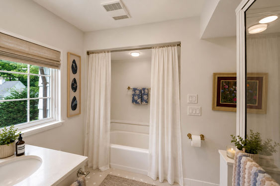 0.46c 16 N Brae Bright Neutral Spa Bathroom