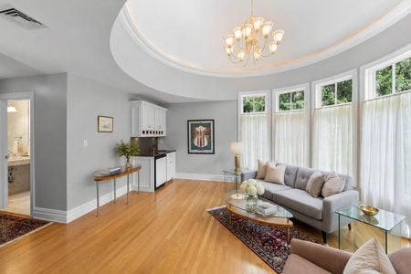 0.47a 38 Bridle Way Saddle River NJ Elegant Sunlit Lounge Interior