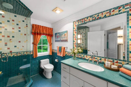 0.49b 38 Bridle Way Saddle River NJ Batroom with blue and oragne accents