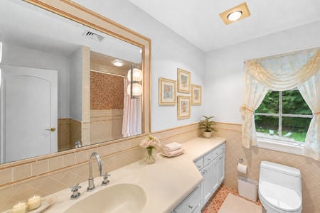 0.49e 38 Bridle Way Saddle River NJ Bright Classic Bathroom Retreat