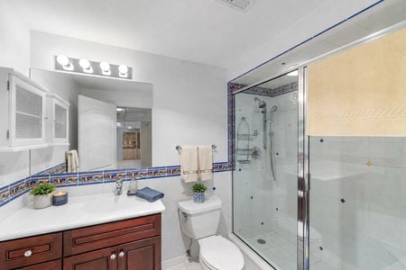 0.49i 38 Bridle Way Saddle River NJ Bright Blue-and-White Modern Bathroom