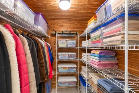 0.49j 38 Bridle Way Saddle River NJ Cedar Closet