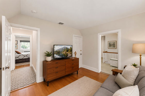0.51a 16 N Brae Cozy Mid-Century Living Landing