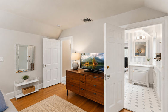 0.51b 16 N Brae Bright Modern Bedroom with Open Bathroom
