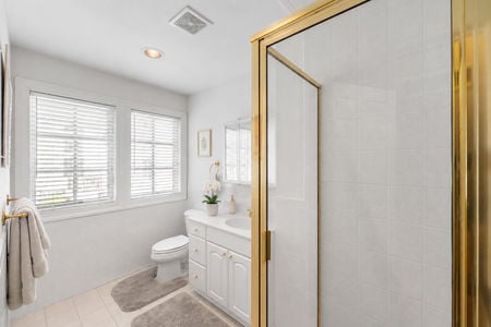 0.52a 38 Bridle Way Saddle River NJ Bright Modern Bathroom with Gold Accents