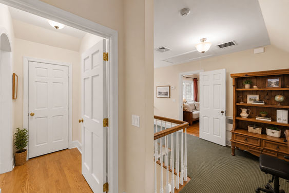 0.52b 16 N Brae Warm Traditional Hallway Landing