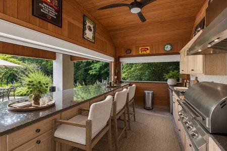 0.5c 38 Bridle Way Saddle River NJ Modern Rustic Outdoor Kitchen Bar
