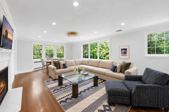 0.63 16 N Brae Bright Modern Living Room Retreat