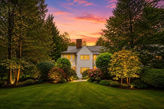 0.7 16 N Brae Cozy Cottage Garden at Sunset