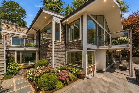 13. 23 Shore Sunlit Modern House Courtyard