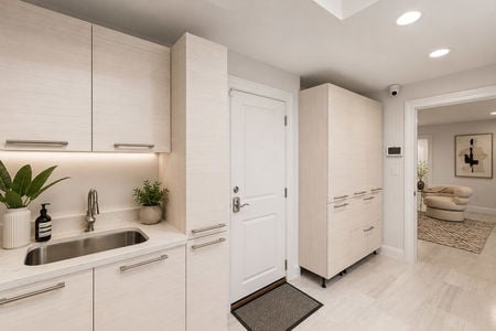 33. 108 Briarwood Modern Mud Room