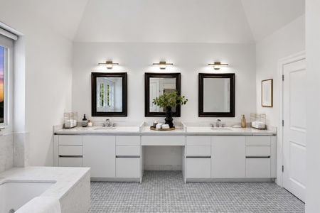 39. 108 Briarwood Clean modern bathroom