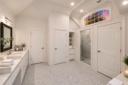 41. 108 Briarwood White Modern Bathroom