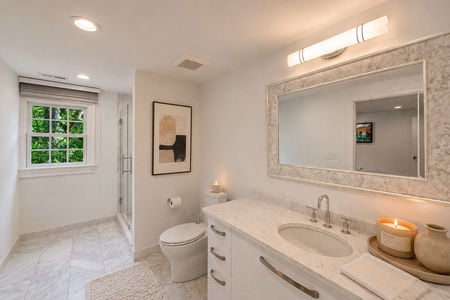 54. 108 Briarwood Neat clean Bathroom
