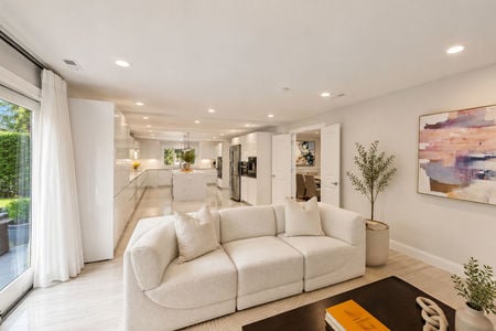67. 108 Briarwood. Bright Modern Open-Plan Living Space