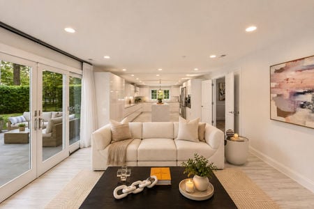 68. 108 Briarwood Modern Sitting Area