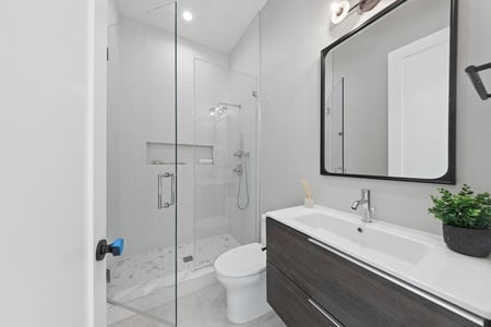 27 Main Level ensuite bathroom