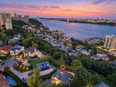5 Houses on the bluffs of Fort Lee