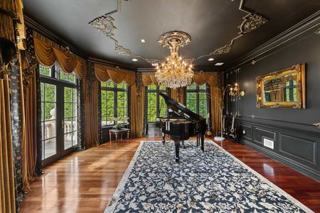 18 Elegant piano room