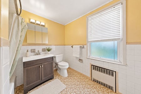 19 bathroom 46 Laurel St, Ridgefield Park