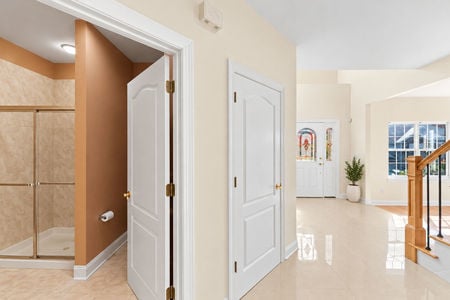 28 foyer 700 Skyline Dr Jefferson Township