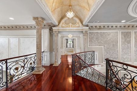 36 Opulent Catwalk