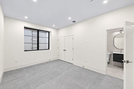 50 236 WoodCrest Paramus NJ
