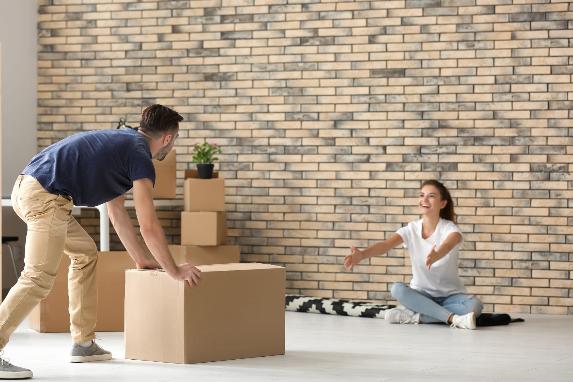 happy-couple-moving-boxes
