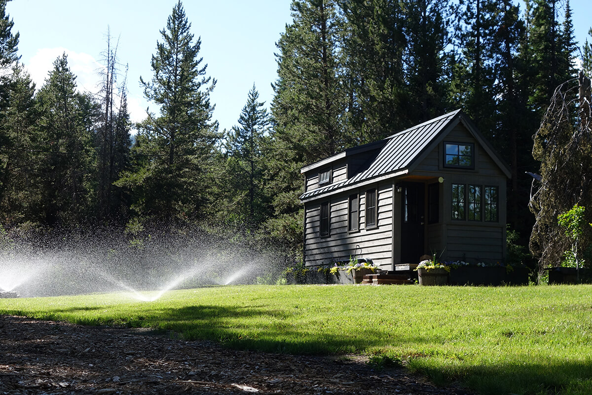 Off-grid-tiny-house-in-the-mountains