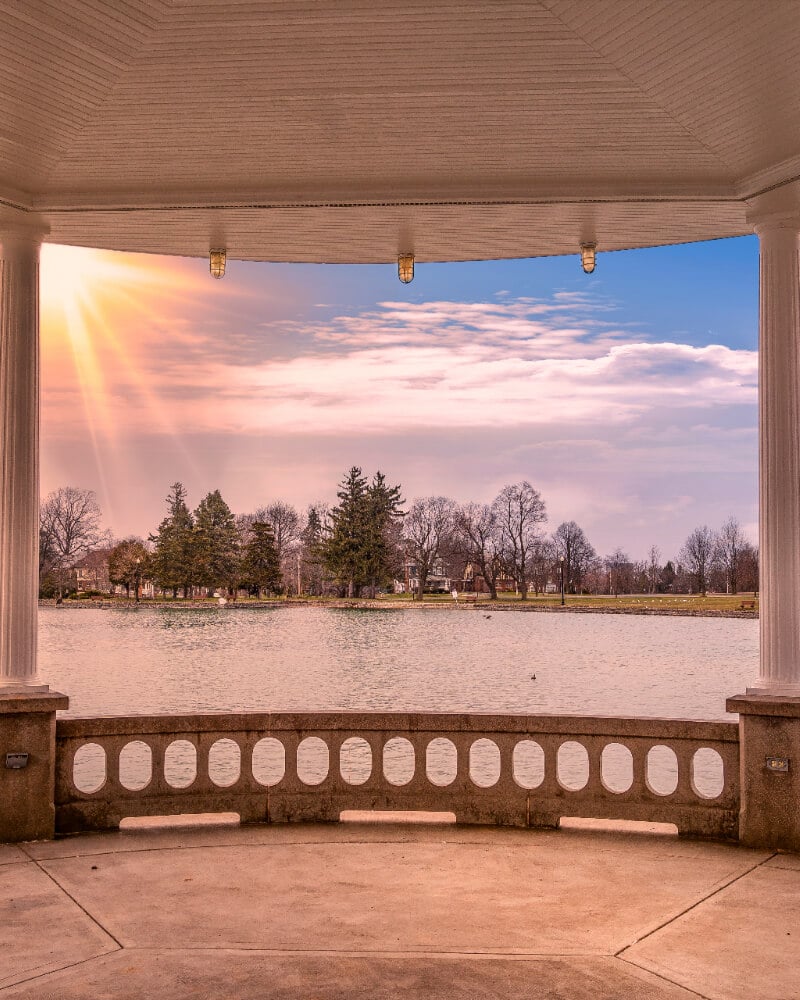 syracuse ny - Dramatic Sun ray burst at (Upper Onondaga Park) in The City of Syracuse, Upstate New York (large)(1)