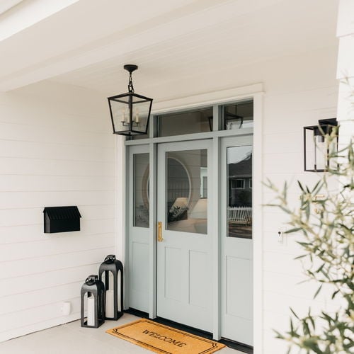 California Coastal Living: A Seamless Story from Curbside to Courtyard